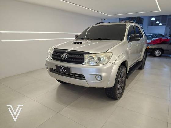 TOYOTA HILUX 3.0 SRV 4X4 CD 7 LUGARES 16V TURBO INTERCOOLER DIESEL 4P AUTOMÁTICO TOYOTA HILUX 3.0 SRV 4X4 CD 7 LUGARES 16V TURBO INTERCOOLER DIESEL 4P AUTOMÁTICO